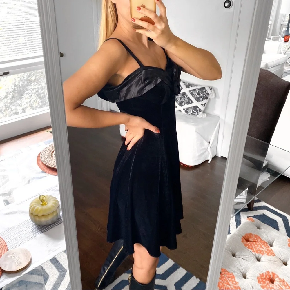 🖤 KAROLINE BLACK VELVET ROSE DETAIL COCKTAIL DRESS! - Picture 2 of 8